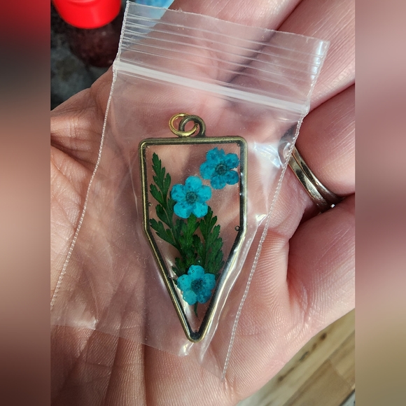 no brand Jewelry - Real flower pendant